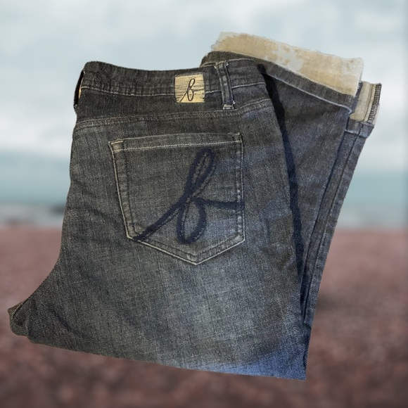 Bisou Bisou Capri jeans. clearance price if bundled w any $15 or less item - Picture 3 of 5